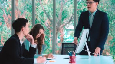 Grup toplantısında kızgın iş adamı anlaşmazlığı sorunu