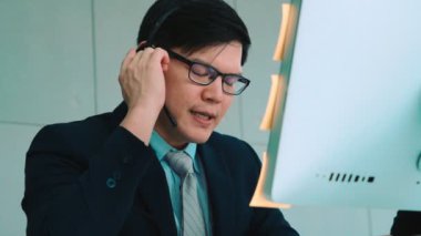 Ofiste çalışan kulaklık takan iş adamları.