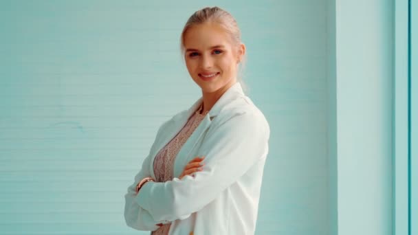 Atractivo retrato de perfil de mujer joven en la oficina — Vídeo de stock