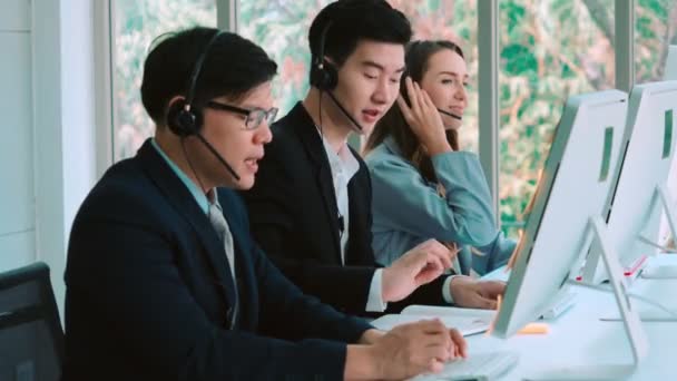 Des hommes d'affaires portant un casque qui travaillent au bureau — Video