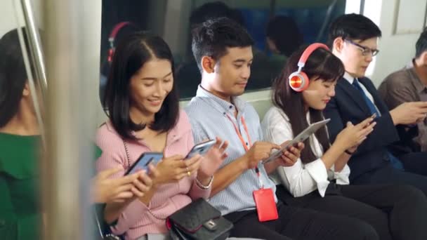 Νέοι που χρησιμοποιούν κινητό τηλέφωνο σε δημόσιες υπόγειες αμαξοστοιχίες — Αρχείο Βίντεο