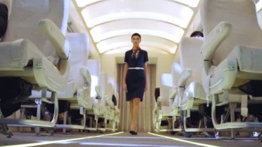 Gece uçuşu sırasında kabin ekibi uçakta yürüyordu.