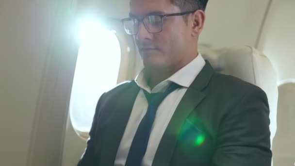 Fiatal üzletember laptoppal repülőgépen — Stock videók