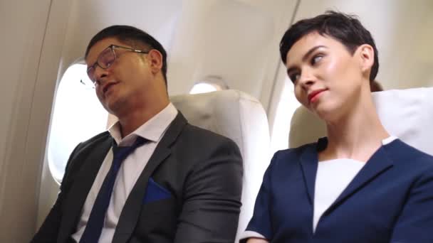 Passageiros que se alongam para o músculo relaxar no avião — Vídeo de Stock
