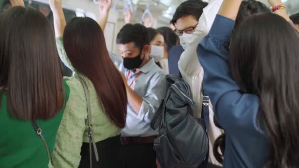 Kalabalık bir metroda maske takan insanlar. — Stok video