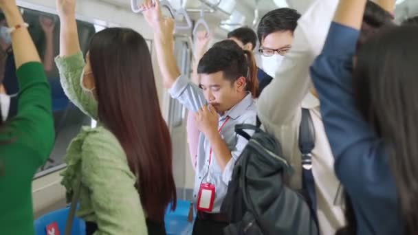 電車の中で病気の男咳や他の人がウイルスの拡散を心配していること — ストック動画