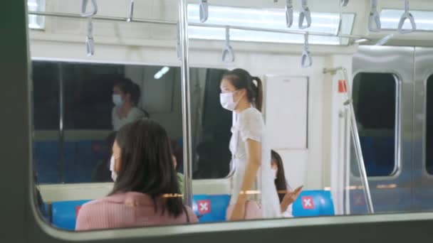 Menschenmenge mit Gesichtsmaske in einer überfüllten öffentlichen U-Bahn — Stockvideo