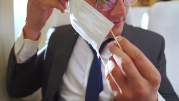 Reisender trägt Gesichtsmaske während der Reise im Verkehrsflugzeug . — Stockvideo