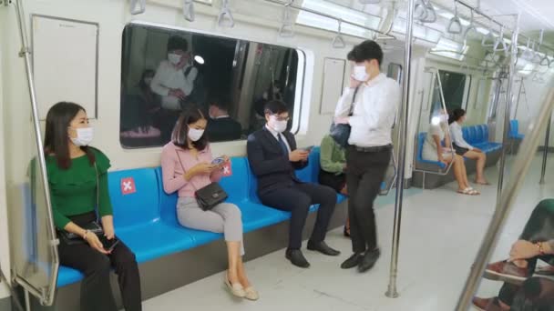 女は男が彼女の隣に座っている停止します電車の中で社会的距離のために . — ストック動画