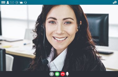 İş adamları video konferans uygulamasında dizüstü bilgisayar ekranında toplanıyor