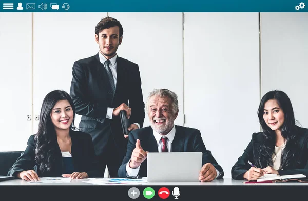 Biznesmeni spotykają się w aplikacji wideokonferencyjnej na monitorze laptopa — Zdjęcie stockowe