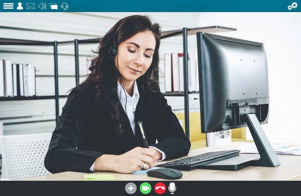 Zakenmensen ontmoeten elkaar in video conferentie app op laptop monitor bekijken — Stockfoto