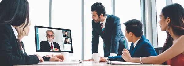 Grupo de chamadas de vídeo reunião de empresários em local de trabalho virtual ou escritório remoto — Fotografia de Stock