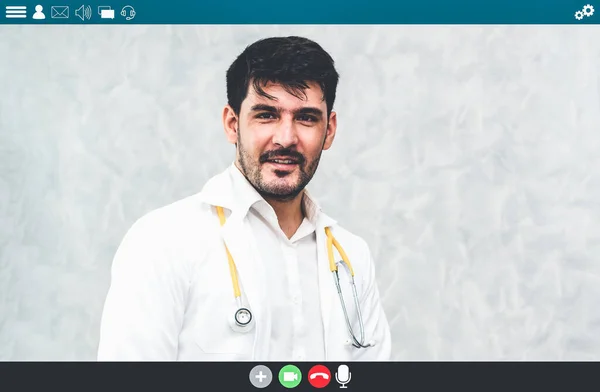 Arts in gesprek op video oproep voor telegeneeskunde en telegezondheidszorg — Stockfoto