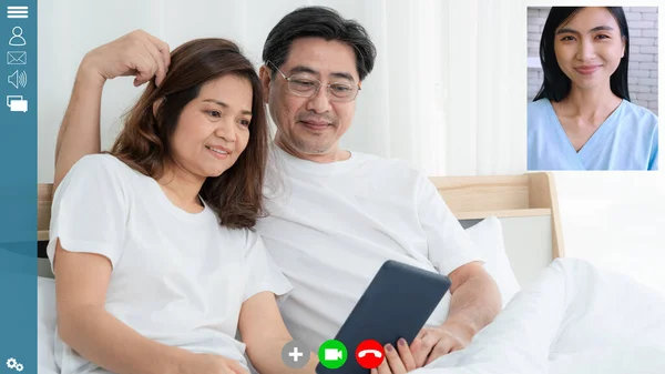 Famiglia felice che parla su internet videochiamata a casa — Foto Stock