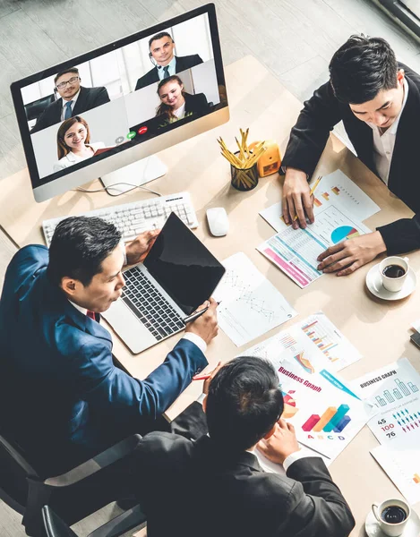 Grupo de chamadas de vídeo reunião de empresários em local de trabalho virtual ou escritório remoto — Fotografia de Stock