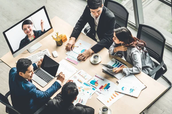 Video chiamata di gruppo uomini d'affari si incontrano sul posto di lavoro virtuale o in ufficio remoto — Foto Stock