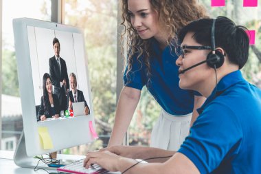 Sanal işyerinde ya da ücra bir ofiste grup iş adamları buluşması