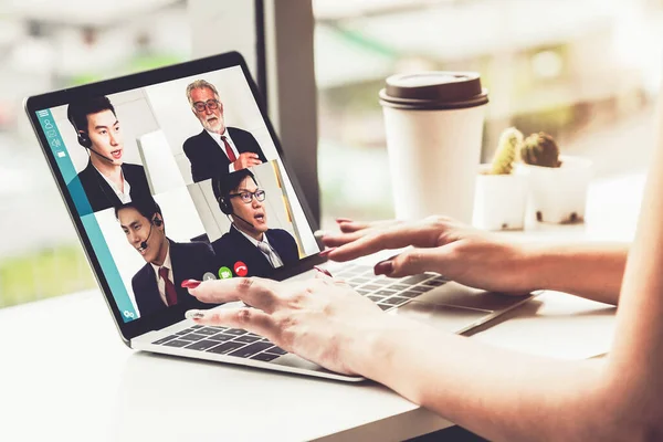 Réunion des gens d'affaires par vidéoconférence sur un lieu de travail virtuel ou un bureau distant — Photo