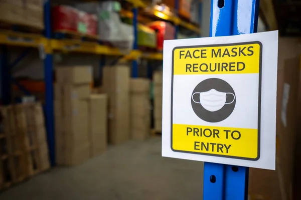 在工厂警告产业工人防止Covid-19时签署警告书 — 图库照片