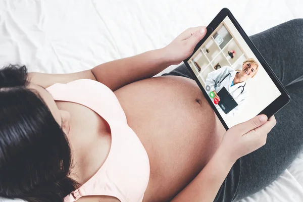 Arzt telemedizinischen Service Online-Video mit schwangerer Frau für die pränatale Versorgung — Stockfoto