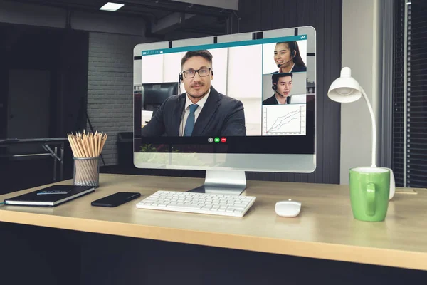 Відеодзвінки ділових людей зустрічаються на віртуальному робочому місці або віддаленому офісі — стокове фото