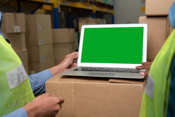 Computador com tela verde na sala de armazenamento do armazém — Fotografia de Stock