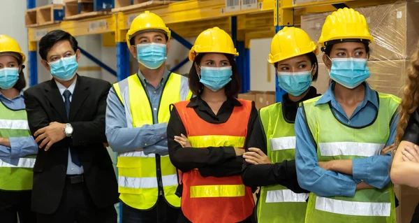 Gruppe von Fabrikarbeitern, die mit Mundschutz arbeiten, um Covid-19 zu verhindern — Stockfoto