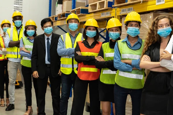 Gruppe von Fabrikarbeitern, die mit Mundschutz arbeiten, um Covid-19 zu verhindern — Stockfoto