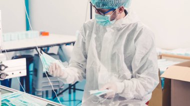 Modern fabrikada yüz maskesi üretim hattı