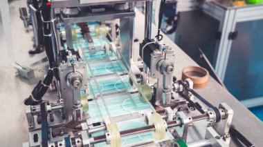 Modern fabrikada yüz maskesi üretim hattı