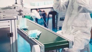 Modern fabrikada yüz maskesi üretim hattı