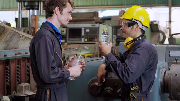 Travailleurs d'usine fatigués prendre une pause et parler à un collègue dans l'usine — Photo