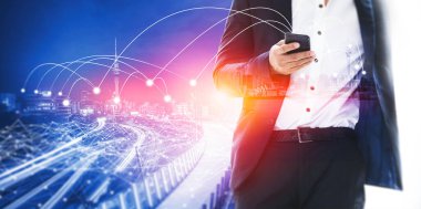 Modern yaratıcı iletişim ve internet ağı akıllı şehirde birleşir