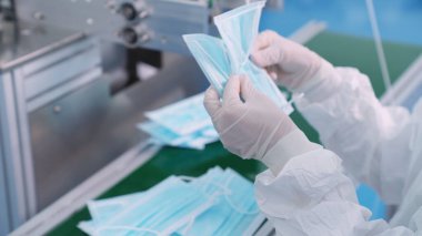 Modern fabrikada yüz maskesi üretim hattı