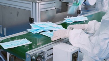 Modern fabrikada yüz maskesi üretim hattı