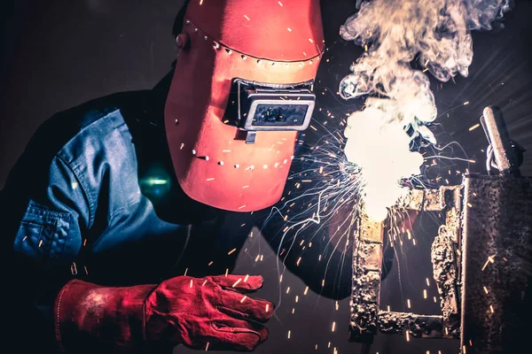 Trabalhos de aço de soldagem de metal usando máquina de solda a arco elétrico — Fotografia de Stock