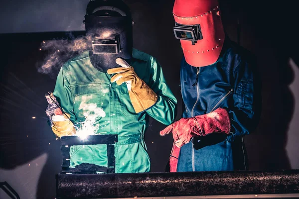 Trabalhos de aço de soldagem de metal usando máquina de solda a arco elétrico — Fotografia de Stock