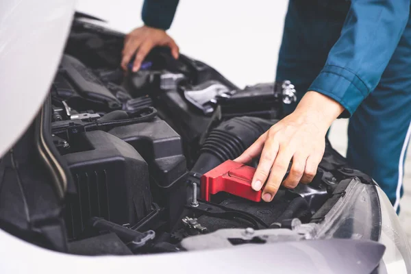 Mano mecánica profesional que proporciona servicio de reparación y mantenimiento de automóviles — Foto de Stock