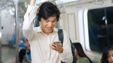 İş adamı trende cep telefonu kullanıyor.