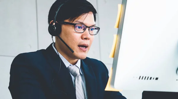 Gente de negocios con auriculares trabajando en la oficina —  Fotos de Stock