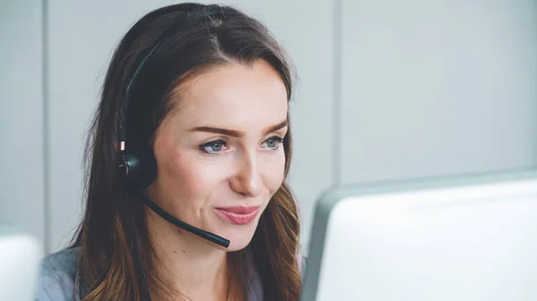 Geschäftsleute mit Headset arbeiten im Büro — Stockfoto