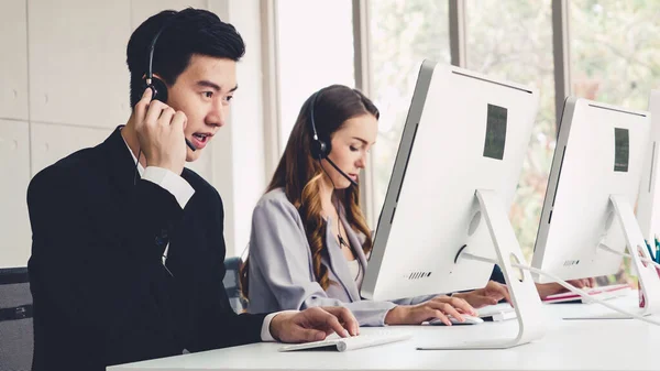 Gente de negocios con auriculares trabajando en la oficina —  Fotos de Stock