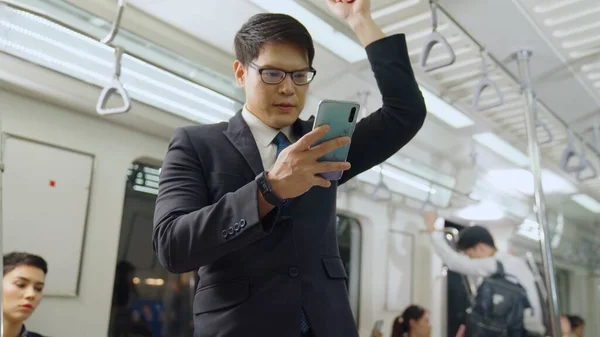 Empresário que utiliza telemóvel no comboio público — Fotografia de Stock