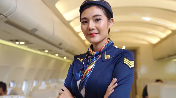 Kabinenpersonal oder Stewardess im Flugzeug — Stockfoto