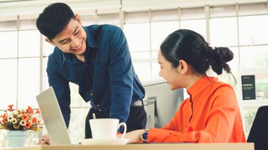 İki iş adamı ofiste proje stratejisi hakkında konuşuyor