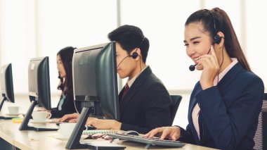 Ofiste çalışan kulaklık takan iş adamları.
