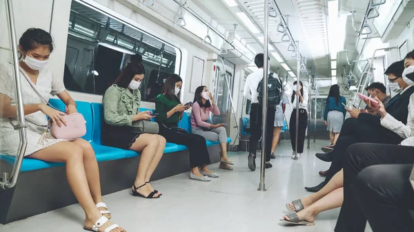 Dav lidí v masce obličeje na přeplněné veřejné metro cestování vlakem — Stock fotografie