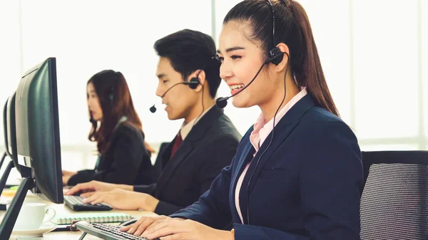 Geschäftsleute mit Headset arbeiten im Büro — Stockfoto