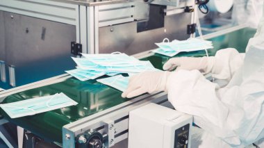 Modern fabrikada yüz maskesi üretim hattı